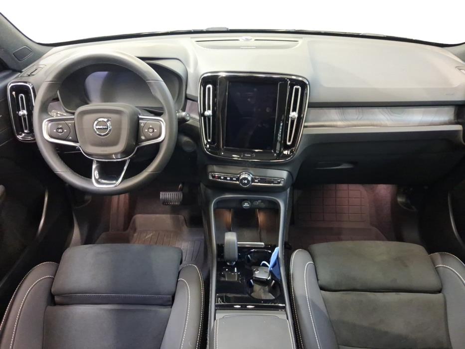 VOLVO EX40 2025