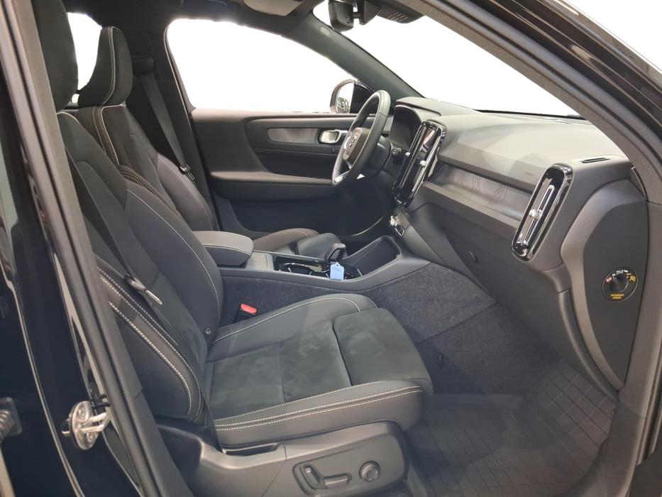 VOLVO EX40 2025