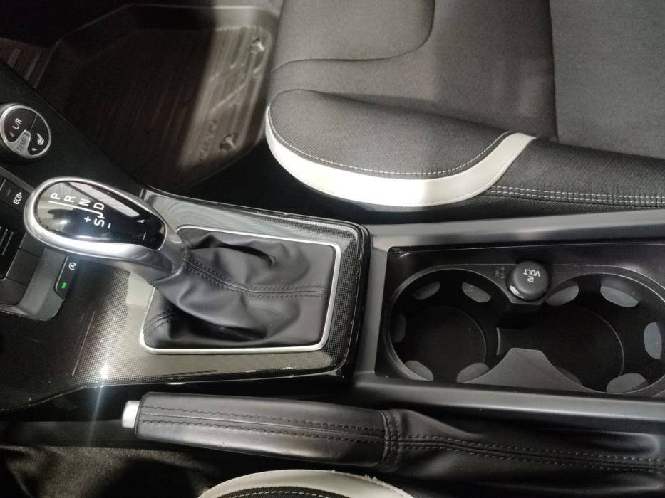 VOLVO V40 2019
