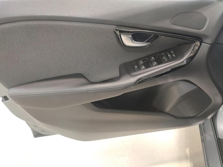 VOLVO V40 2019