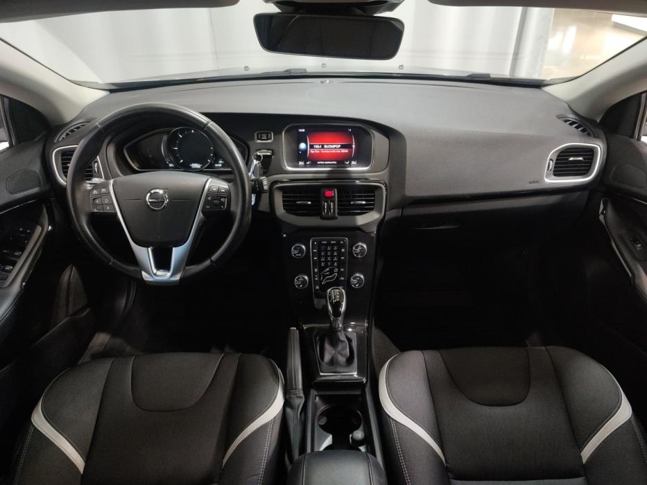 VOLVO V40 2019