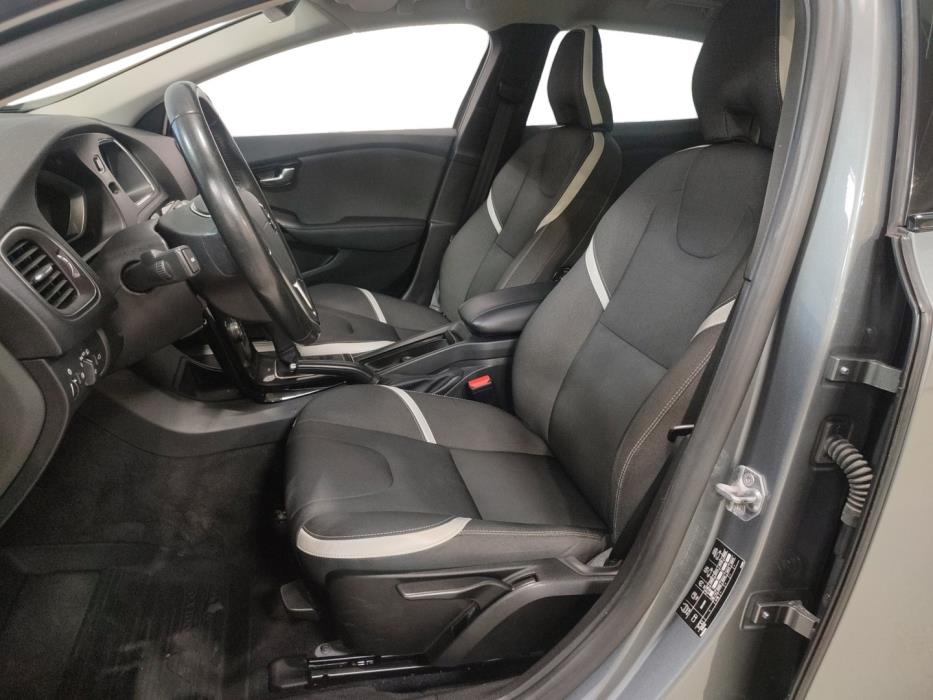 VOLVO V40 2019