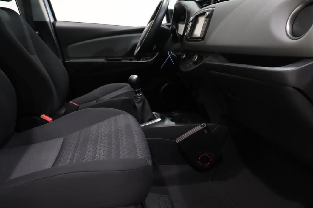 TOYOTA Yaris 2016