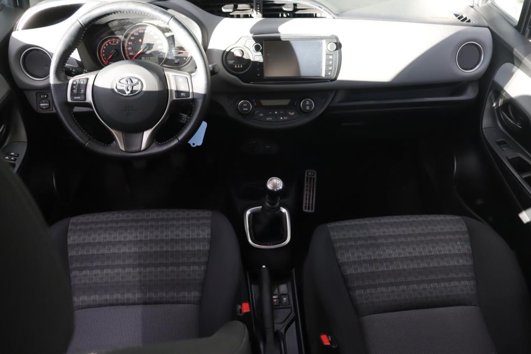 TOYOTA Yaris 2016