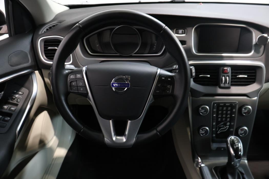 VOLVO V40 2016