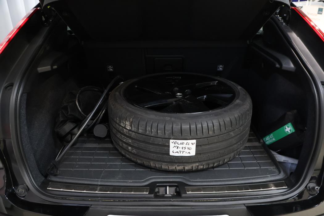 VOLVO EC40 2025