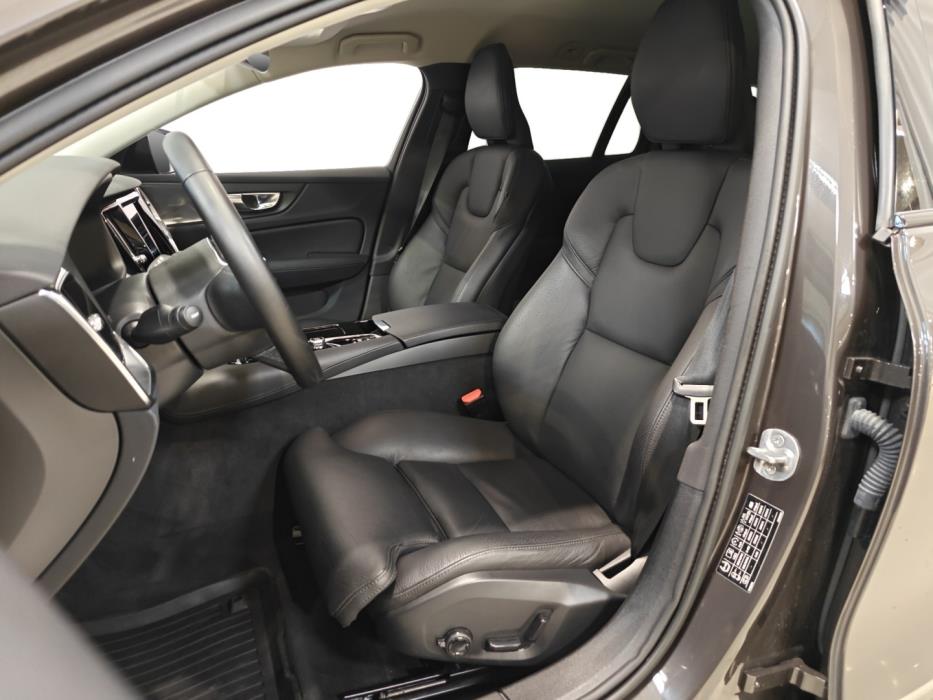 VOLVO V60 2025