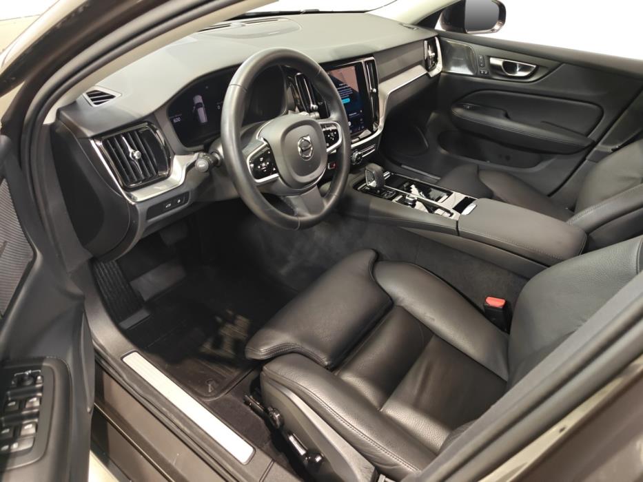 VOLVO V60 2025