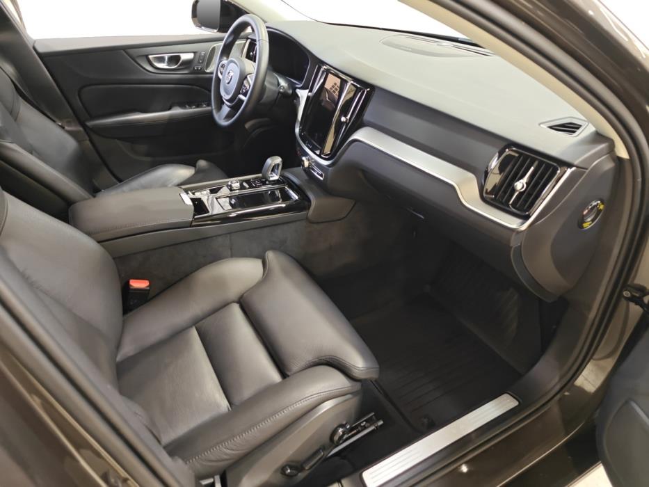 VOLVO V60 2025