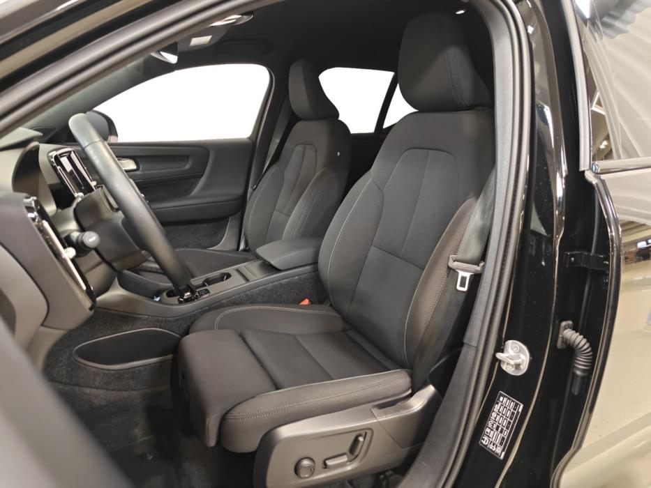 VOLVO EX40 2025