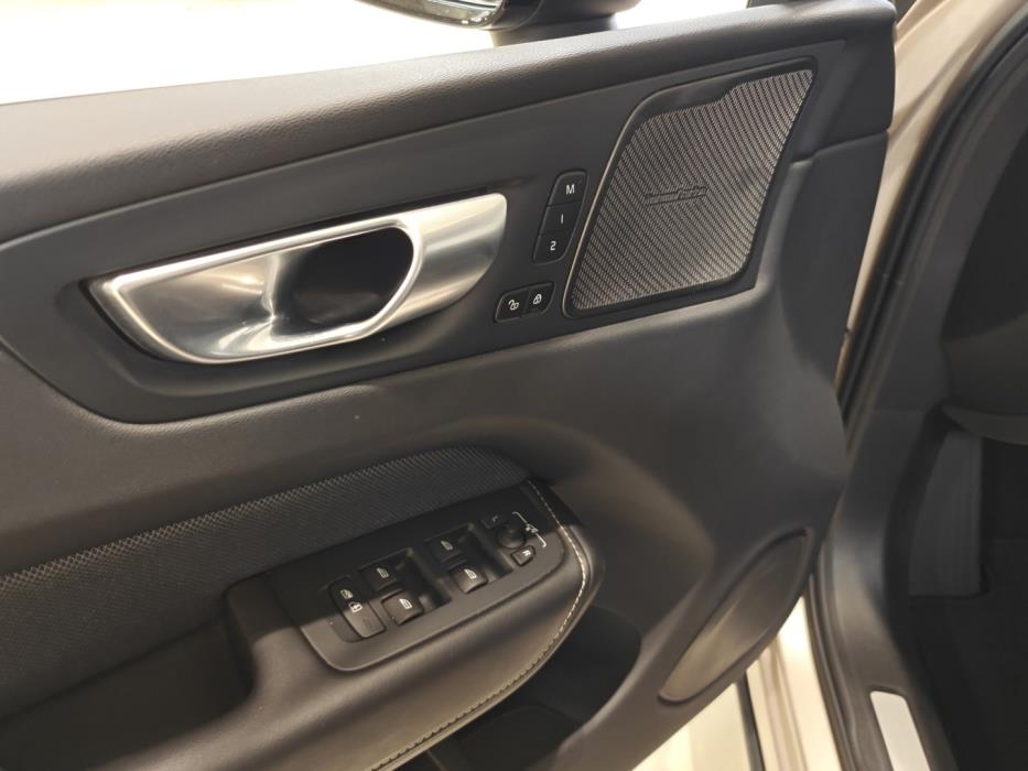 VOLVO XC60 2024