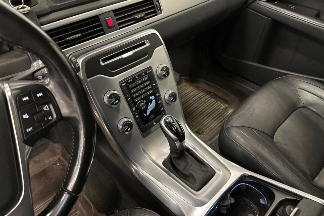 VOLVO V70 2015