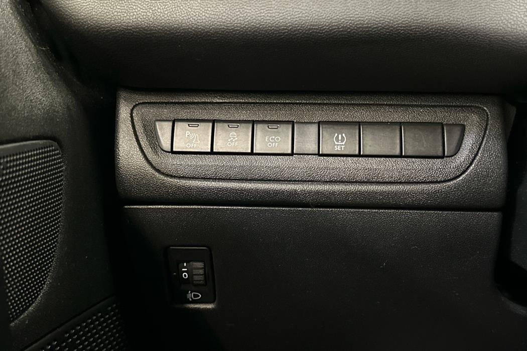 PEUGEOT 208 2015