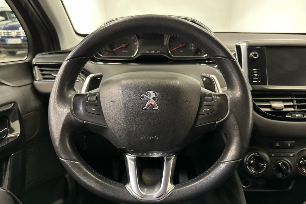 PEUGEOT 208 2015