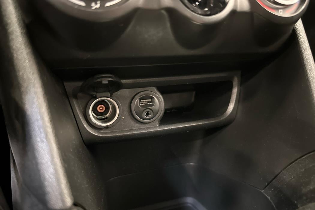 PEUGEOT 208 2015