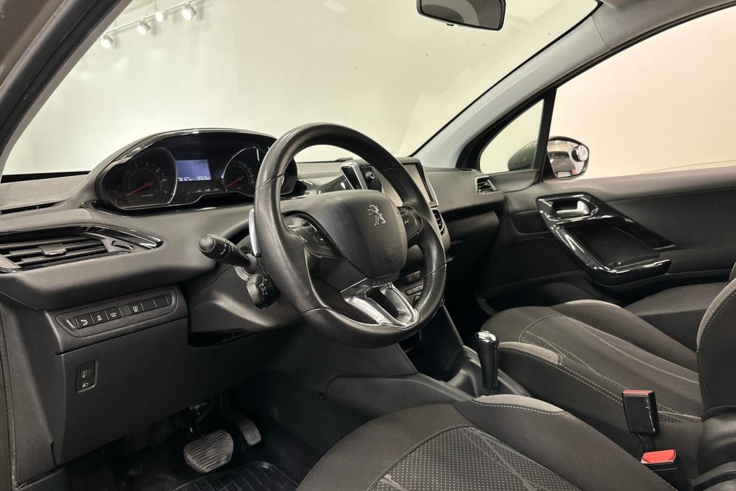 PEUGEOT 208 2015