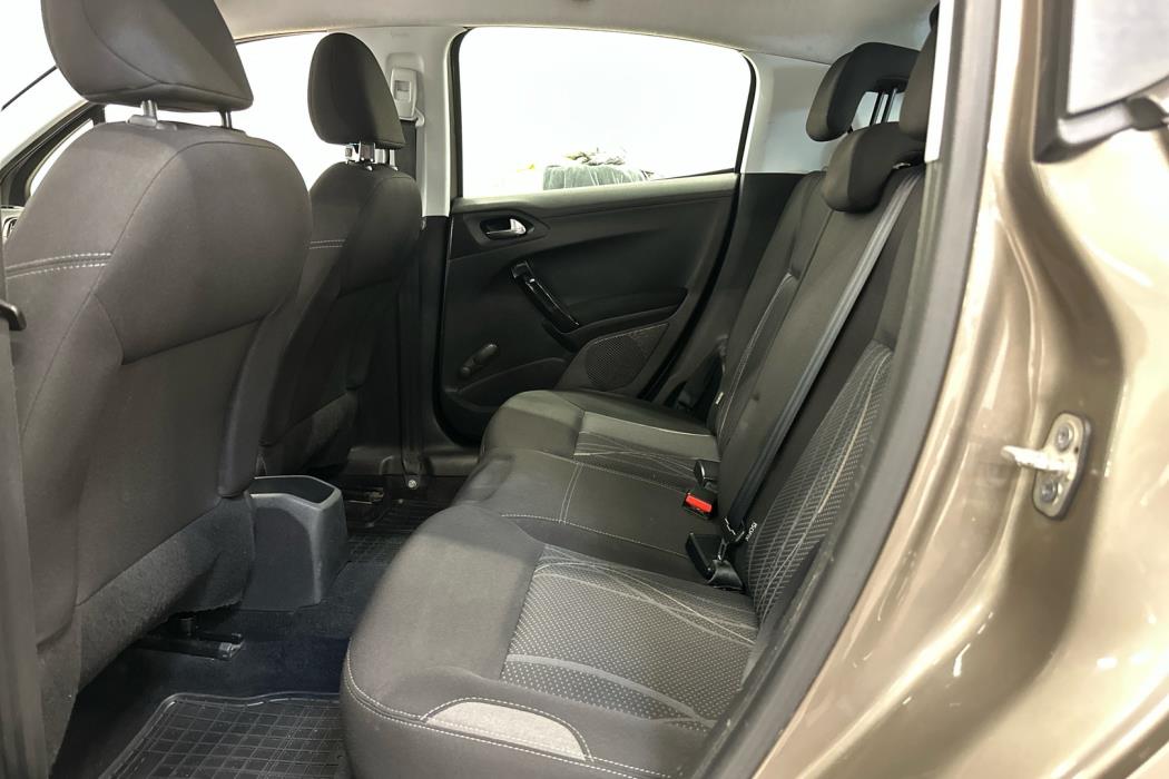 PEUGEOT 208 2015