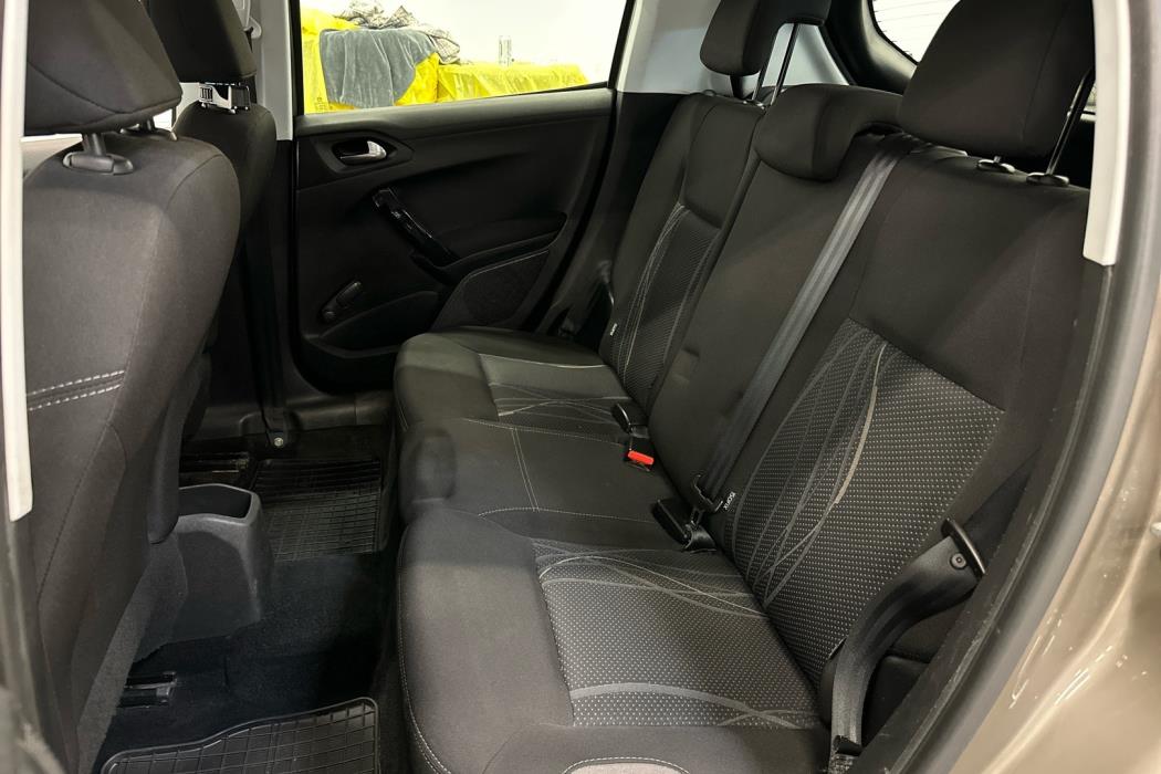PEUGEOT 208 2015