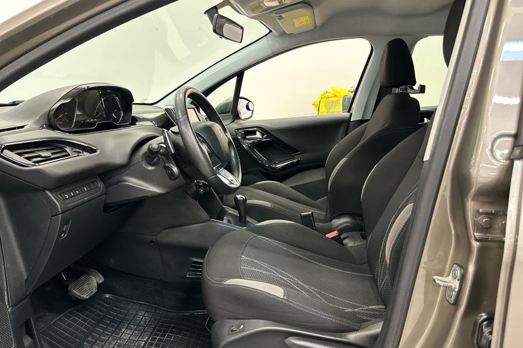 PEUGEOT 208 2015