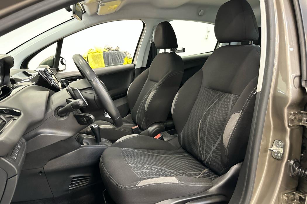 PEUGEOT 208 2015