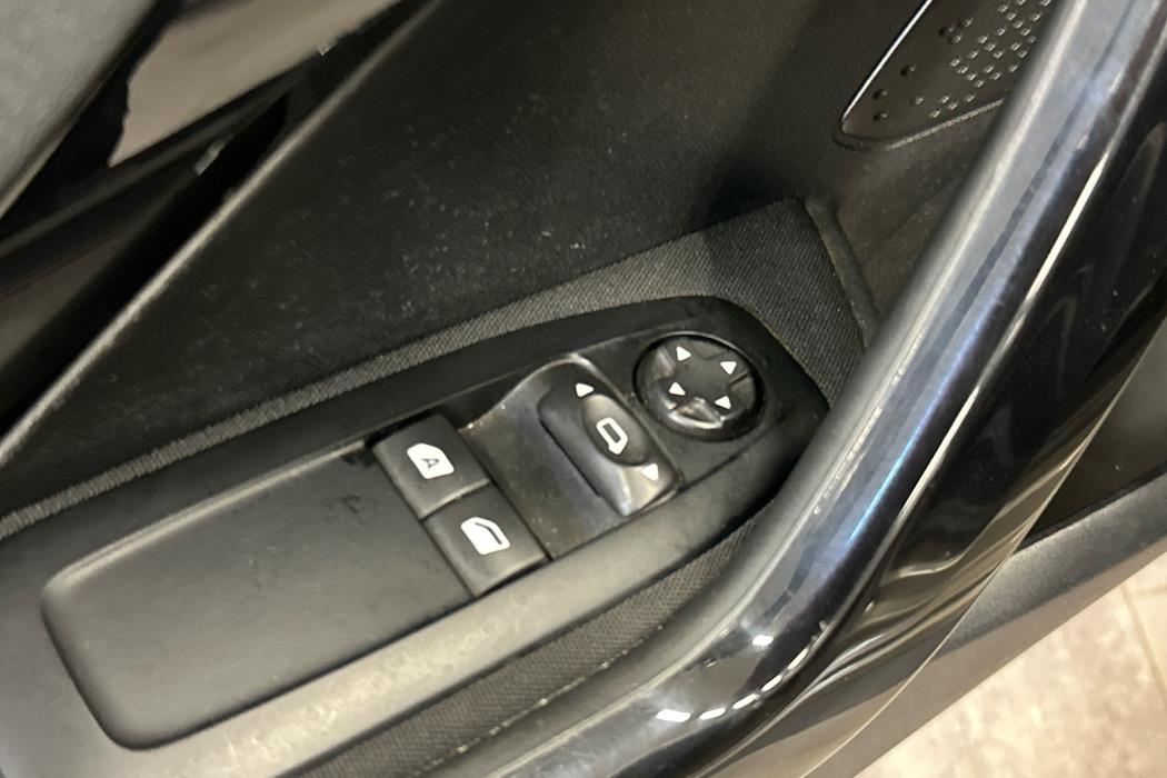 PEUGEOT 208 2015