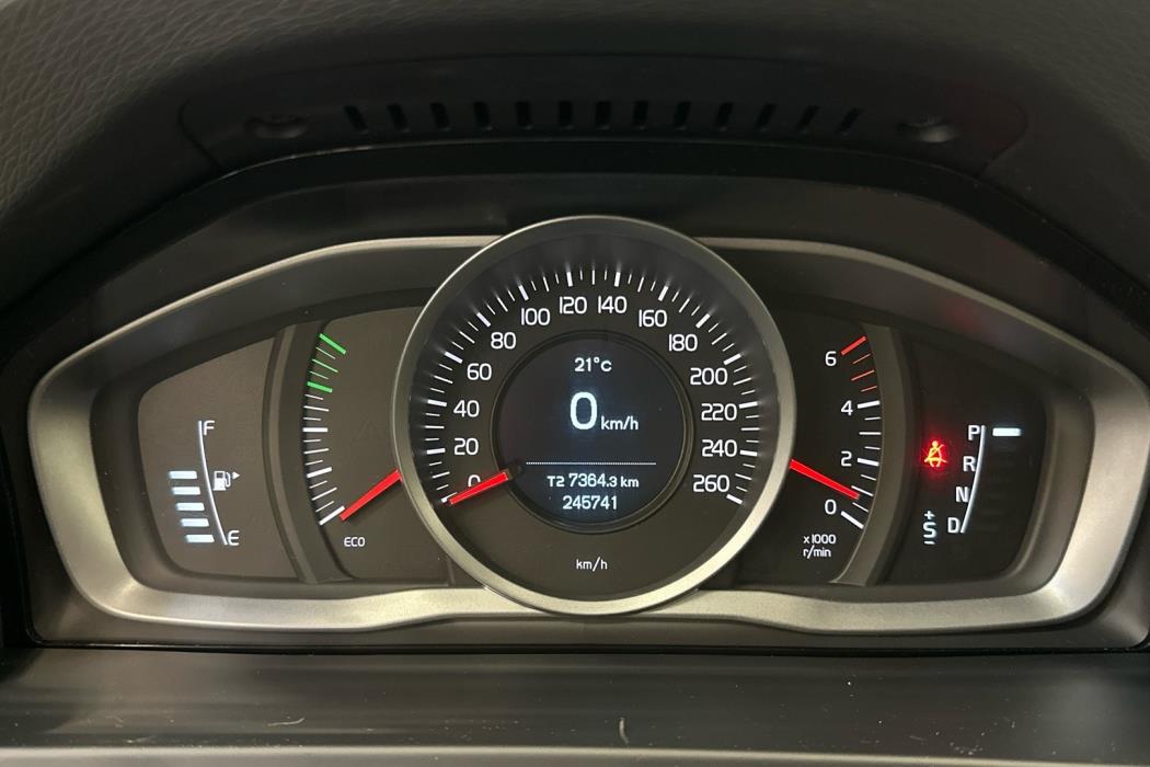 VOLVO V60 2015