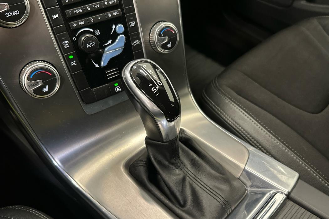 VOLVO V60 2015