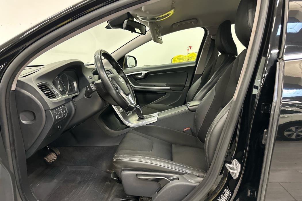 VOLVO V60 2015