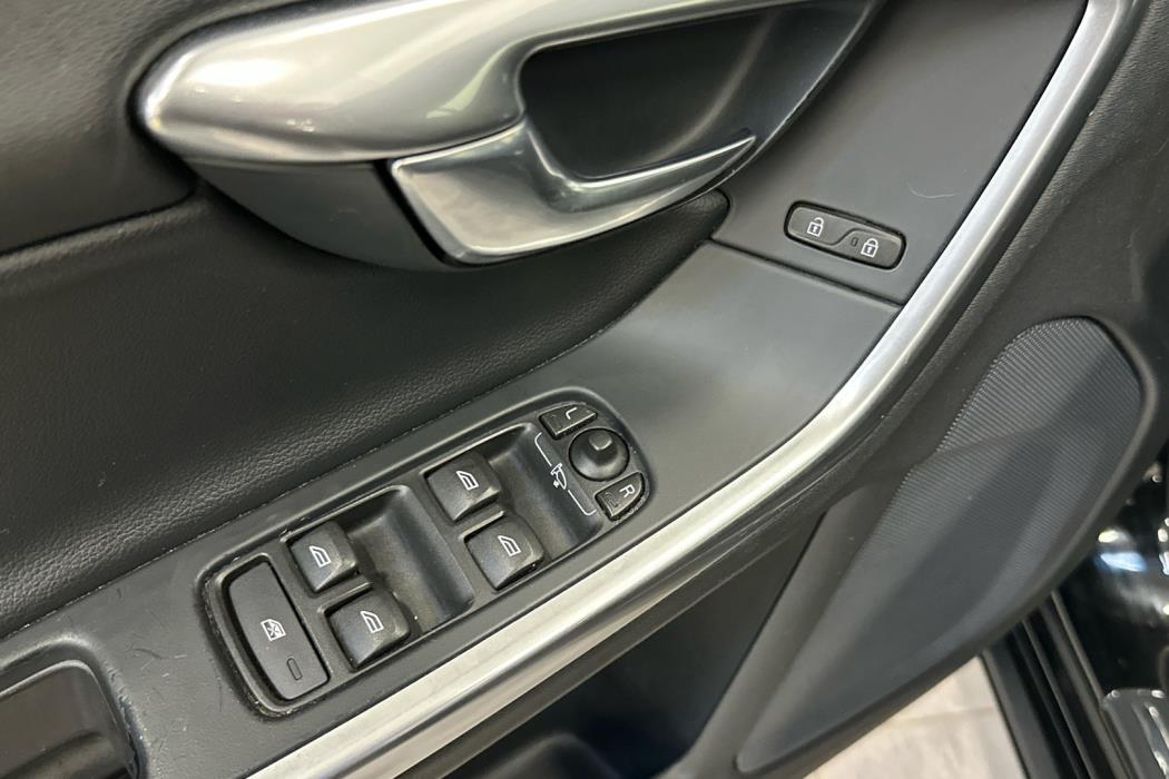 VOLVO V60 2015