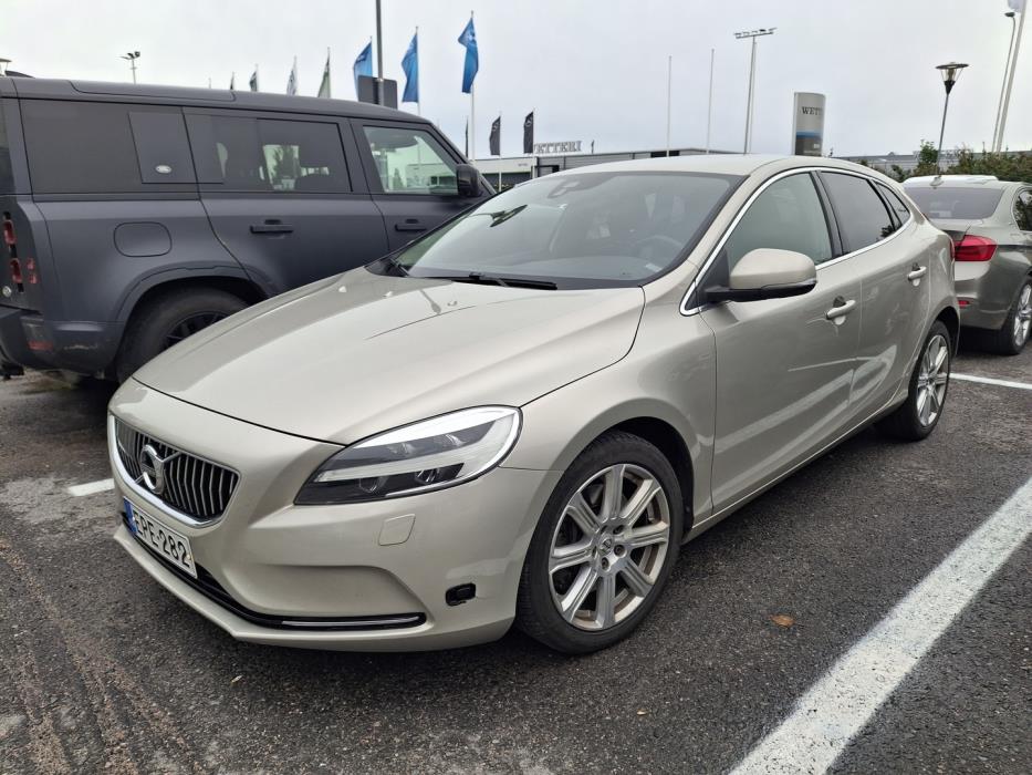 VOLVO V40 2018
