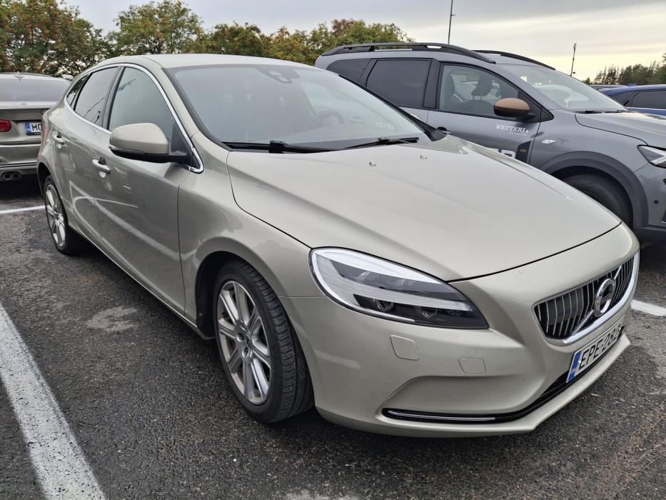 VOLVO V40 2018