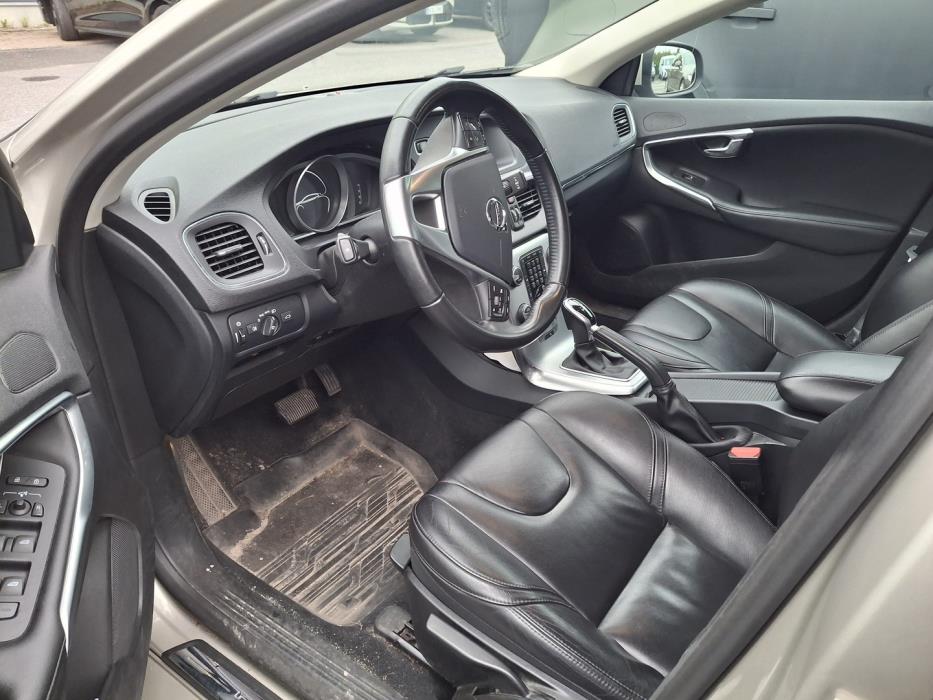 VOLVO V40 2018