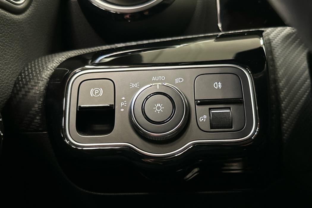 MERCEDES-BENZ A 2020