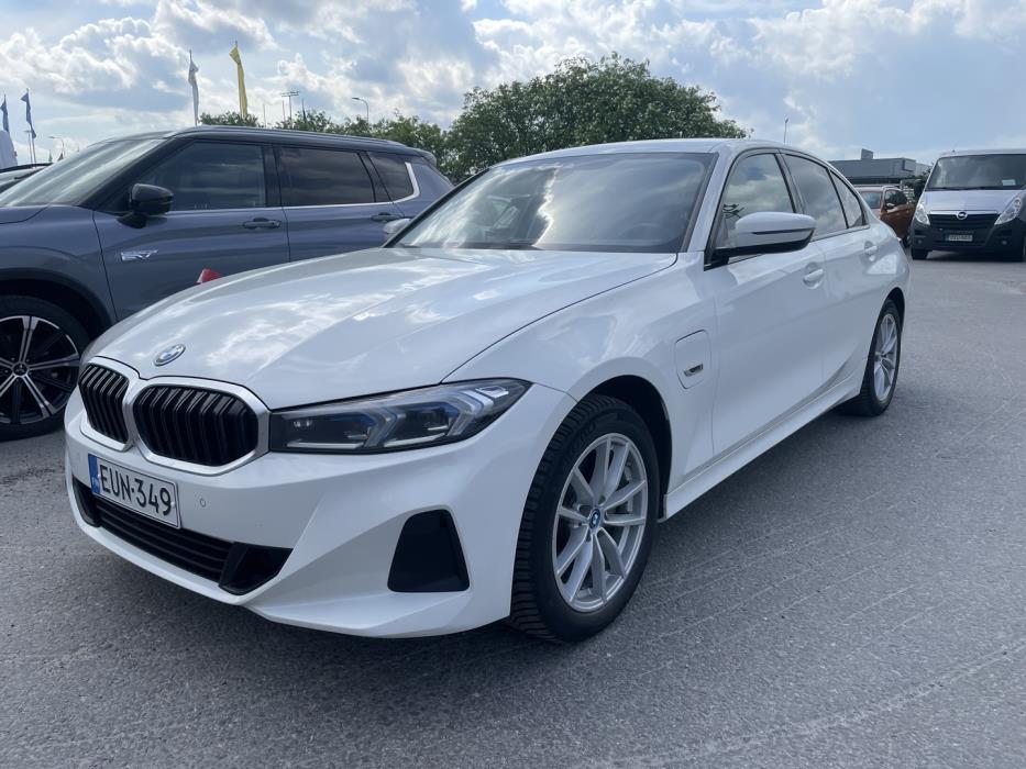 BMW 330 2023