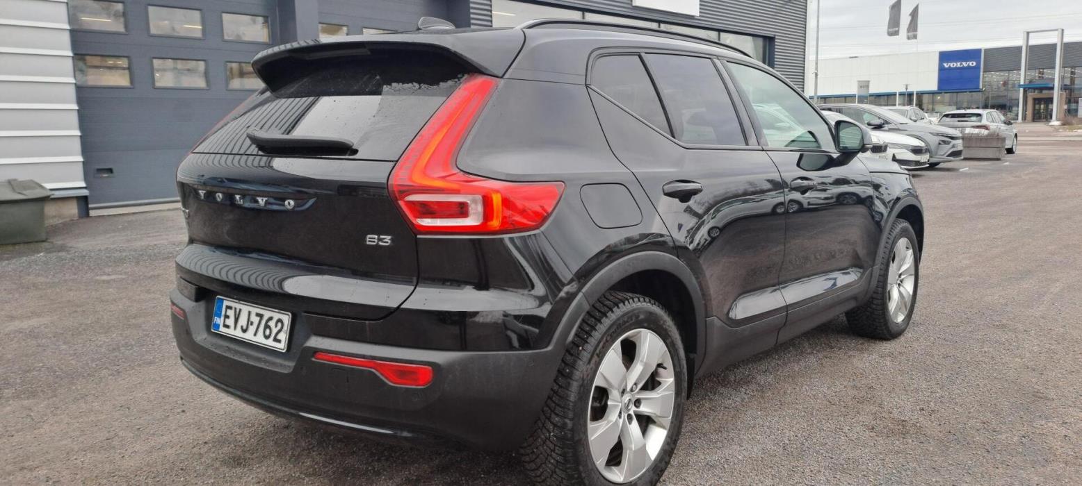 VOLVO XC40 2025