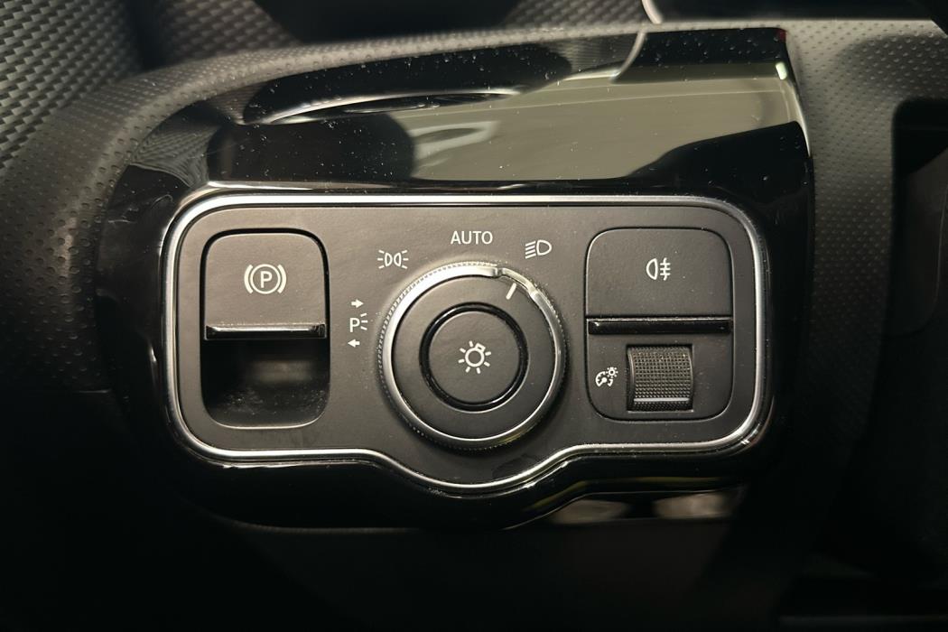 MERCEDES-BENZ A 2020