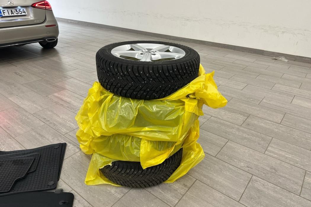 MERCEDES-BENZ A 2020