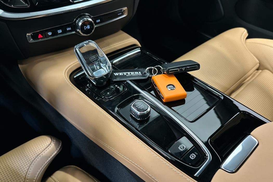 VOLVO V60 2025