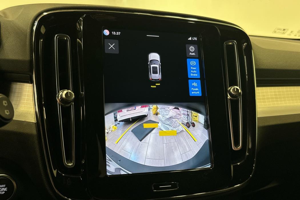 VOLVO XC40 2024