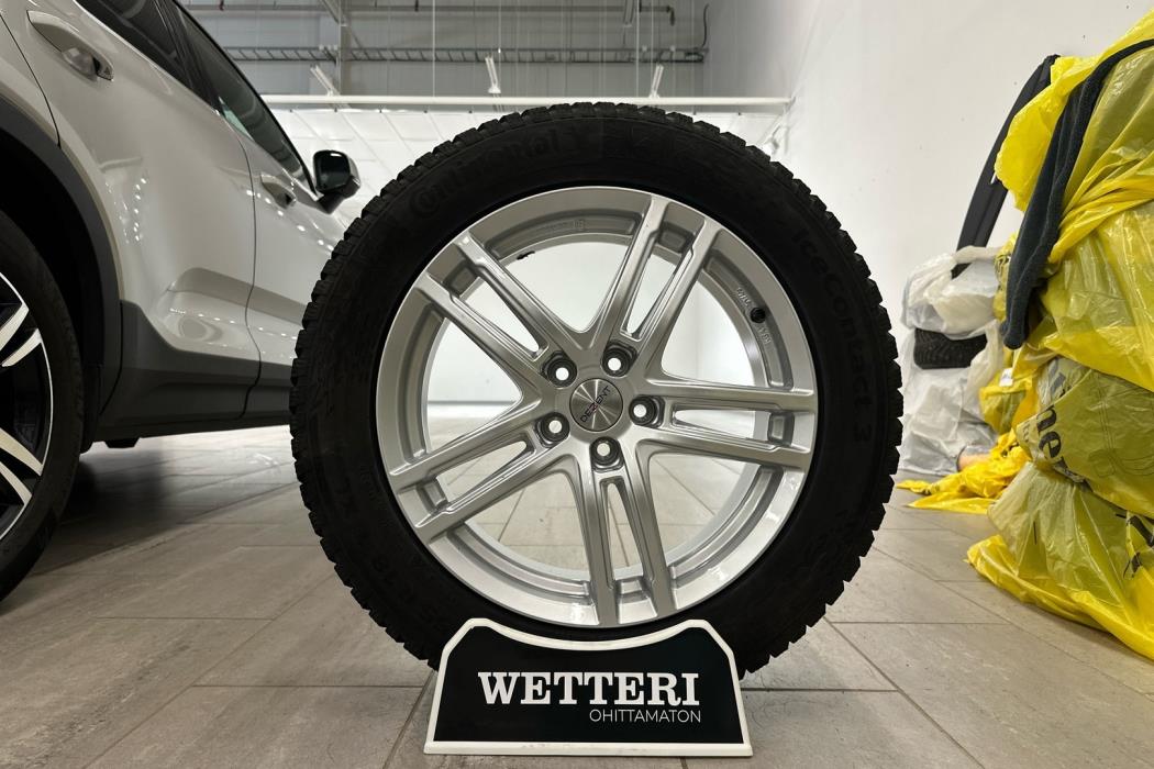 VOLVO XC40 2024