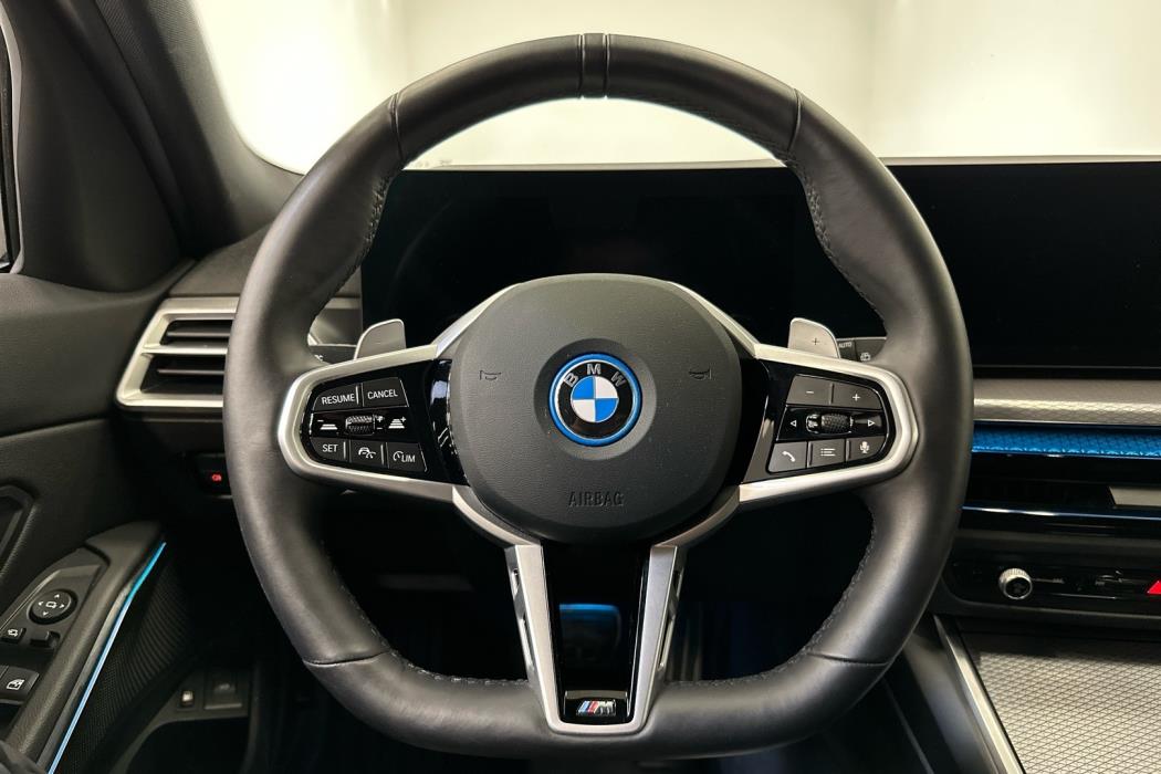 BMW 330 2025
