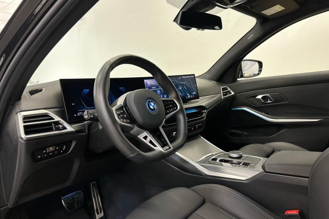 BMW 330 2025