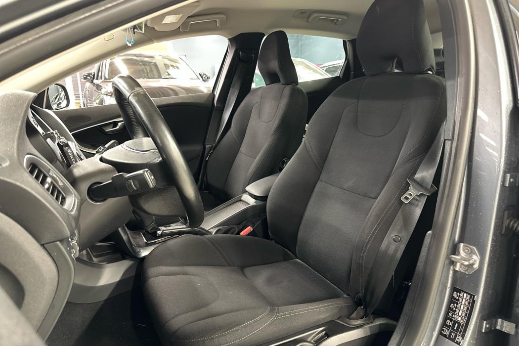 VOLVO V40 2017