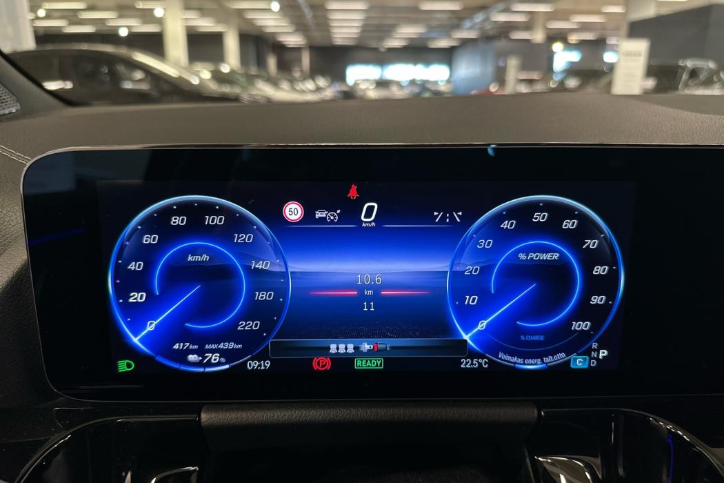 MERCEDES-BENZ EQA 2025