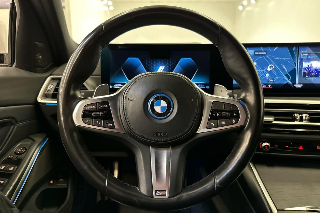 BMW 330 2023