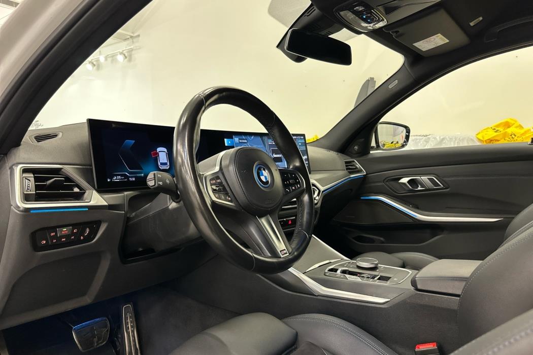BMW 330 2023