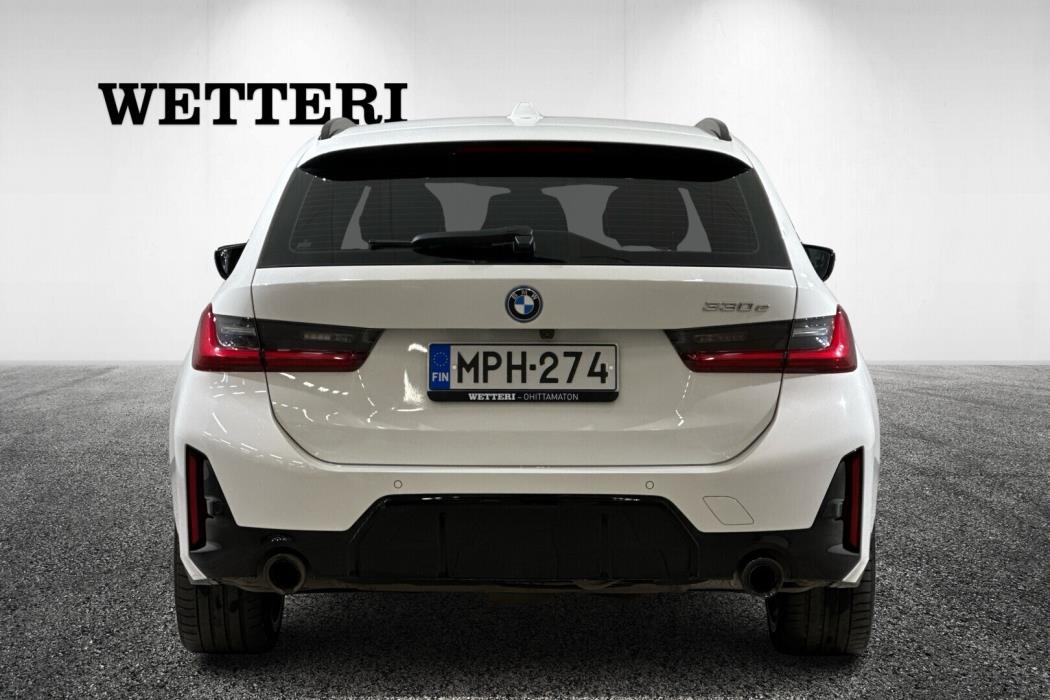 BMW 330 2023