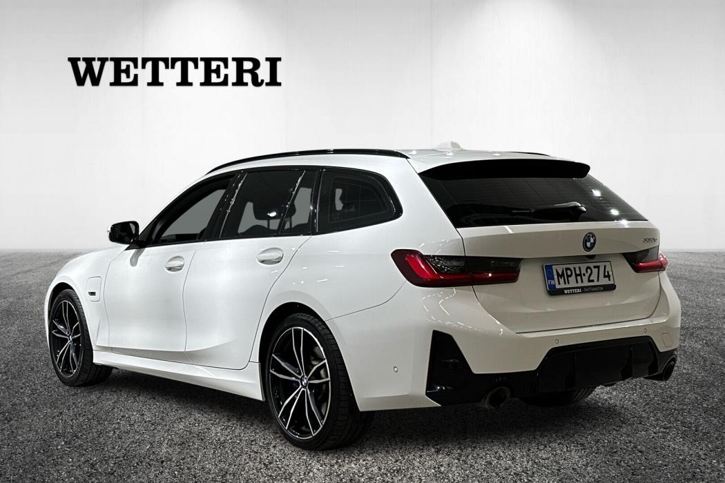 BMW 330 2023