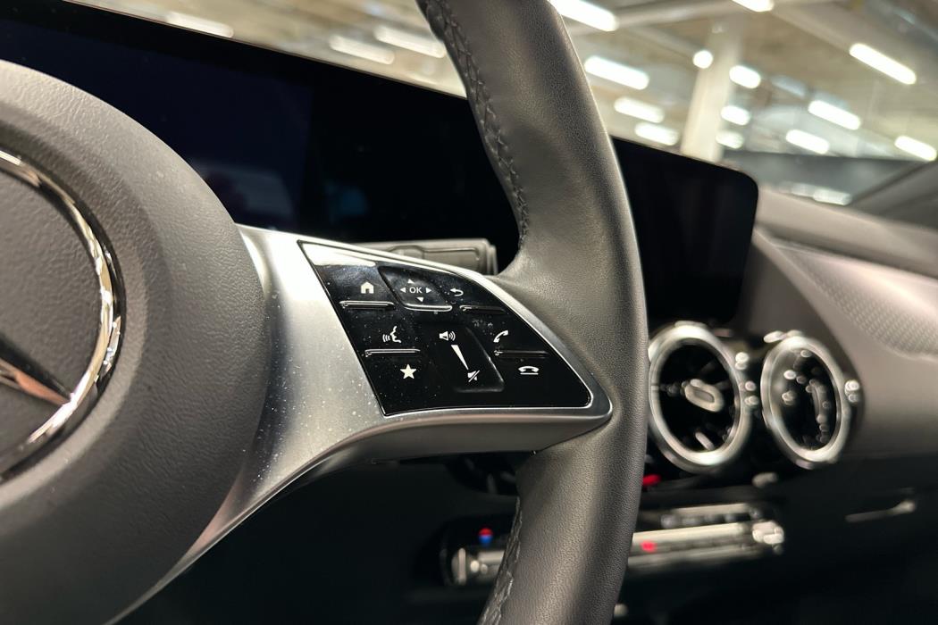 MERCEDES-BENZ GLA 2025