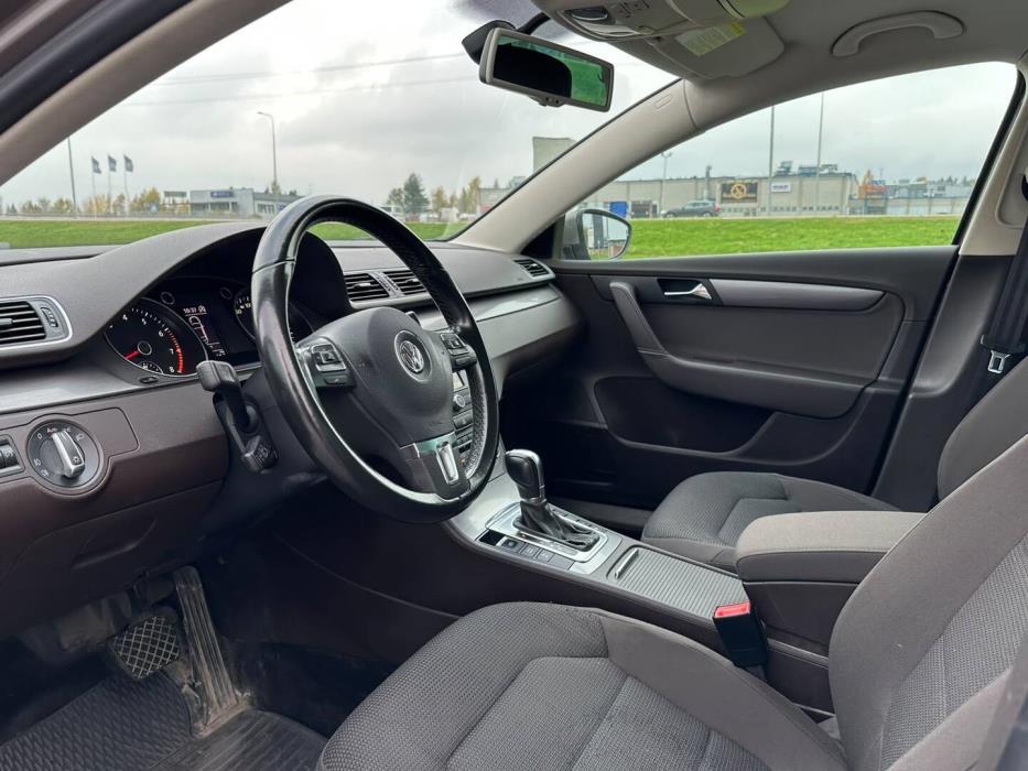VOLKSWAGEN Passat 2011